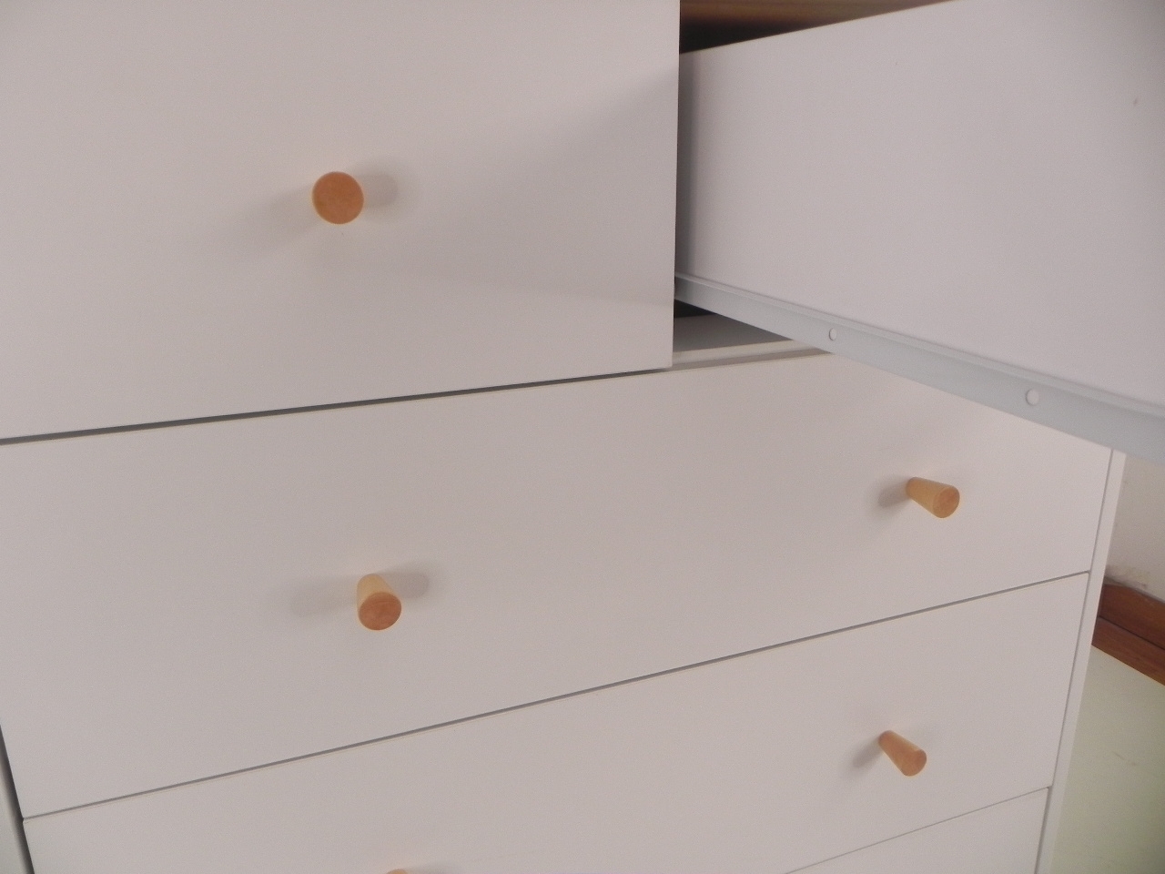 מסילה גלגל לבן לשידה מסילה גלגל לבן לשידה